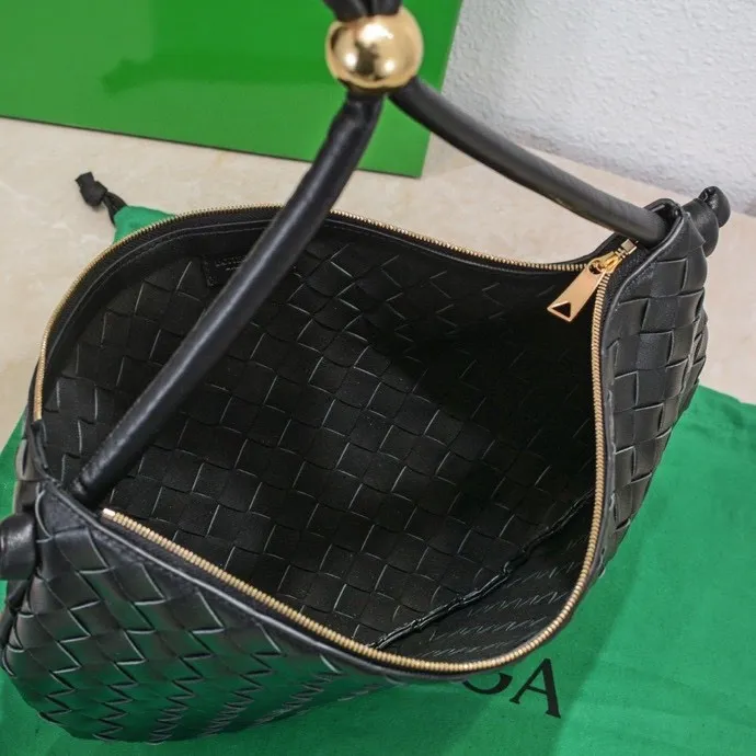 Batch 1260 BV has released a new product. The large size TURN #recommended new hot style is still the classic woven logo that we can recognize at a glance. It is really a unique shape that is both familiar and unfamiliar! Made of sheepskin weaving, with beautiful gold beads on the shoulder straps for free adjustment. You can switch between shoulder and handbags at will. It has a concave and convex shape anytime and anywhere. It is a practical king with a unique personality. With the right color combination, it can be sweet or salty. It is full of style. The summer catwalk style is beautiful. Hurry up and pull it out. Large size: 40*3*24, model: 6699-3#